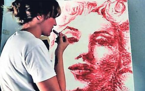 Уруулаараа уран зурдаг охин